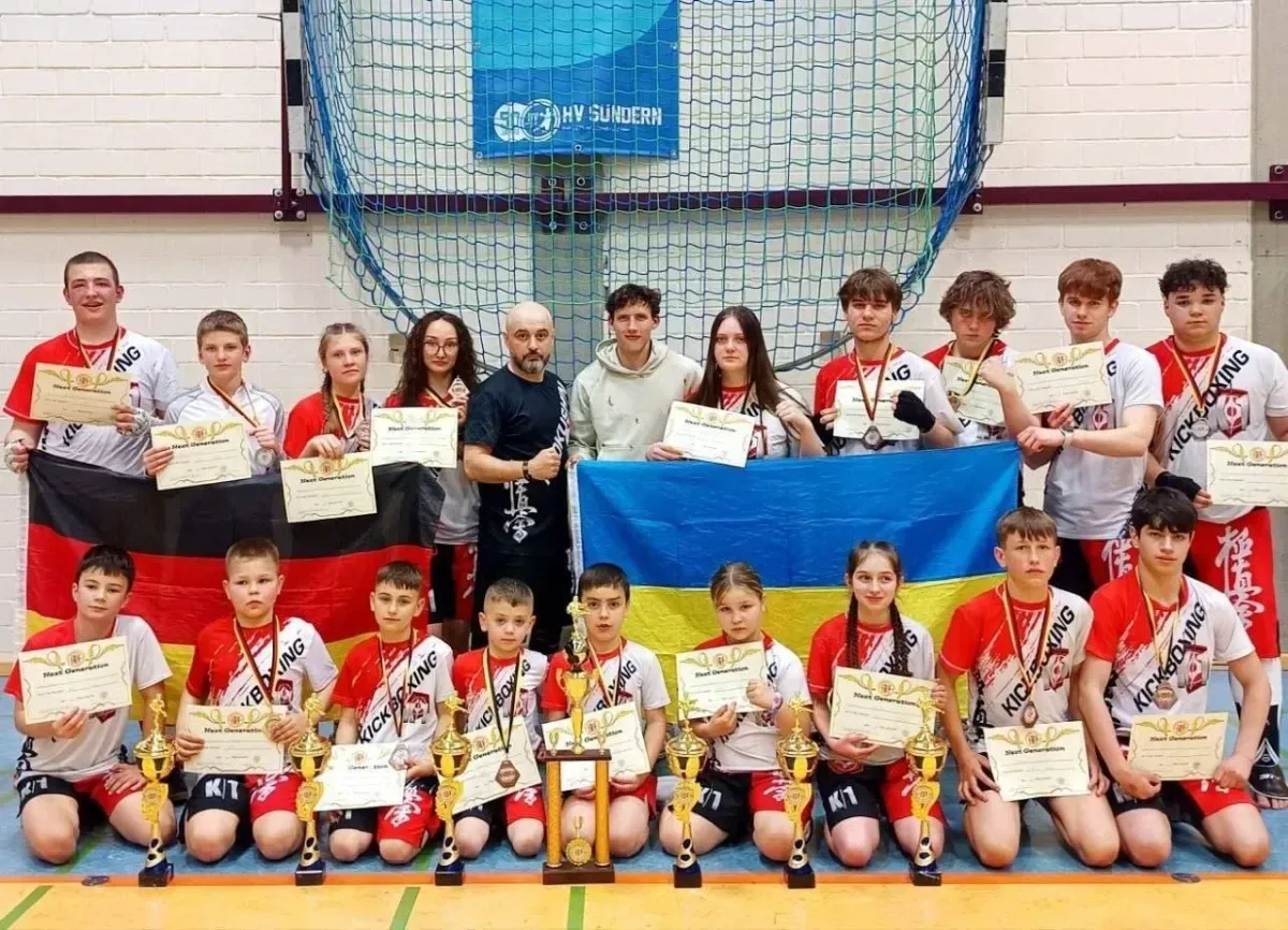 Спортсмени Херсонського ДЮКФП №4 з нагородами після турніру з кікбоксингу в Німеччині 2