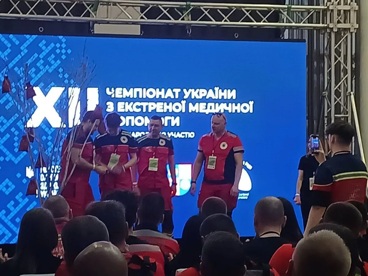 Медики екстреної медичної допомоги надають допомогу в змодельованій ситуації на чемпіонаті України. 2