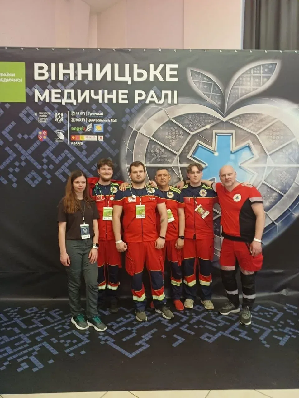 Медики екстреної медичної допомоги надають допомогу в змодельованій ситуації на чемпіонаті України. 3