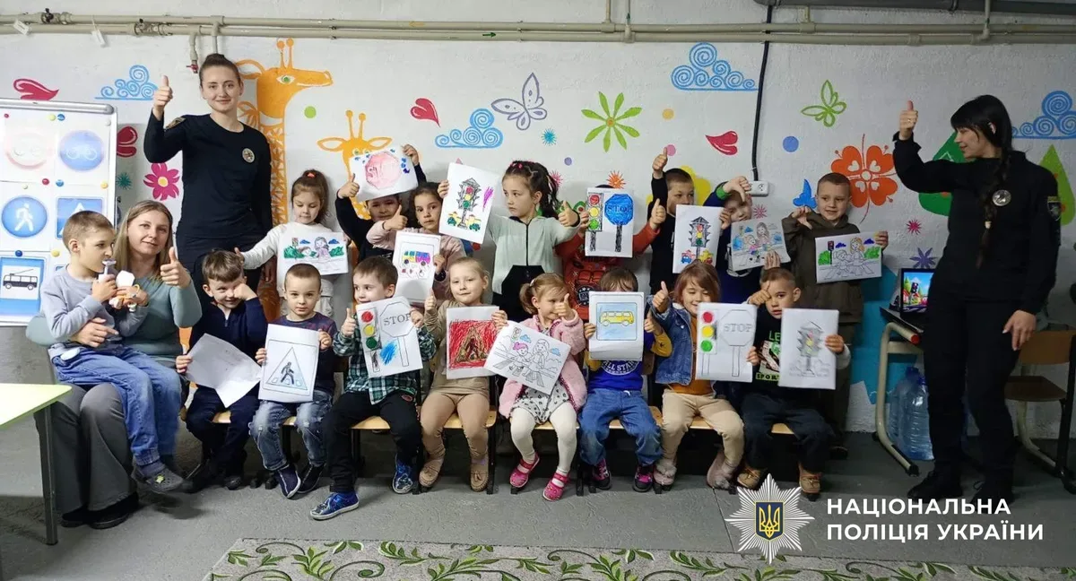Херсонські поліцейські навчають дітей ПДР та правил безпеки під час обстрілів в укритті дитсадка 1