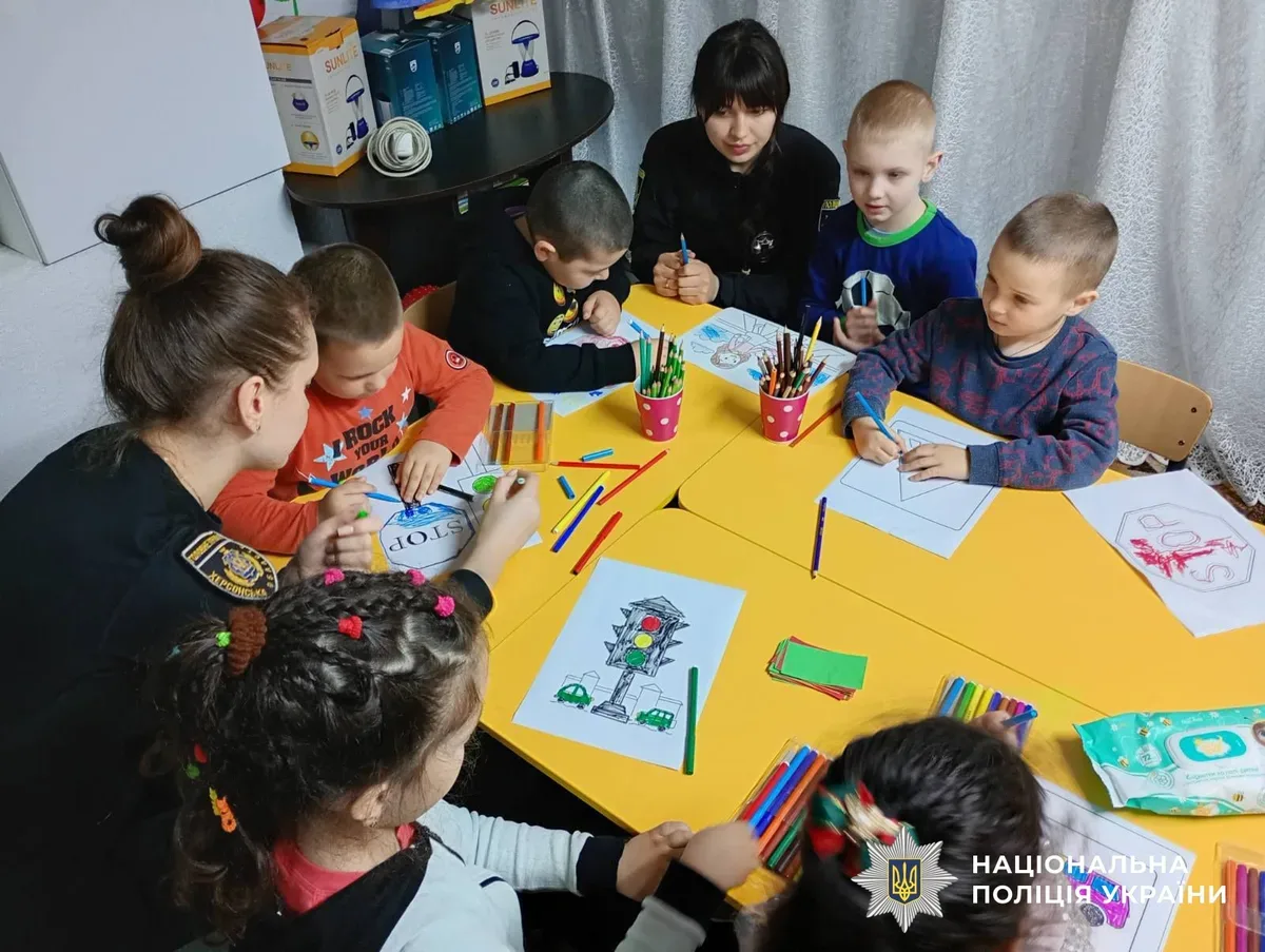 Херсонські поліцейські навчають дітей ПДР та правил безпеки під час обстрілів в укритті дитсадка 2