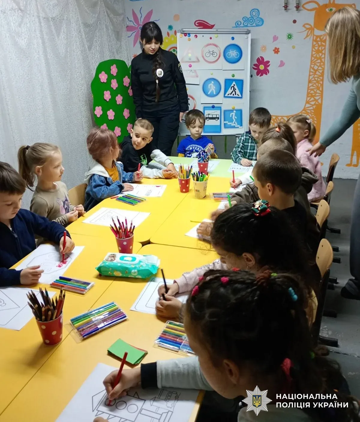 Херсонські поліцейські навчають дітей ПДР та правил безпеки під час обстрілів в укритті дитсадка 3