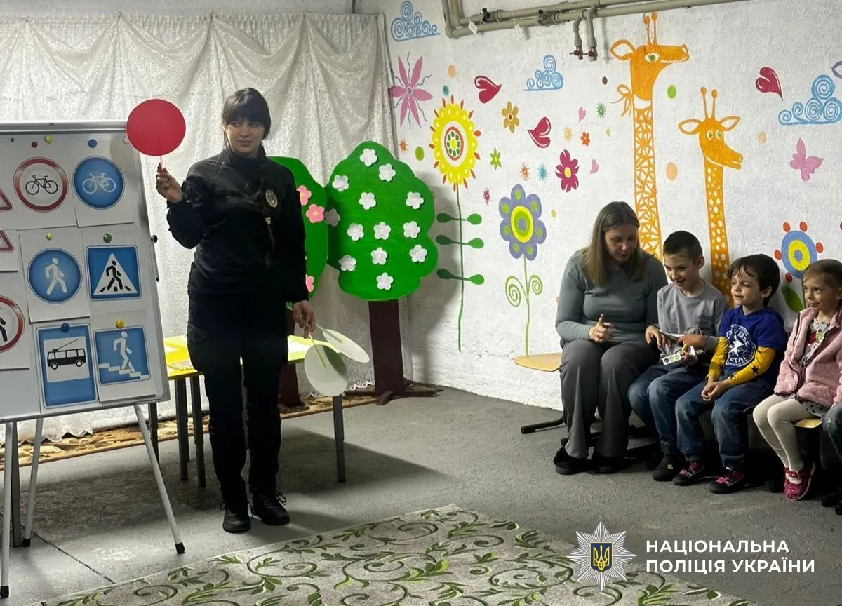 Херсонські поліцейські навчають дітей ПДР та правил безпеки під час обстрілів в укритті дитсадка 4