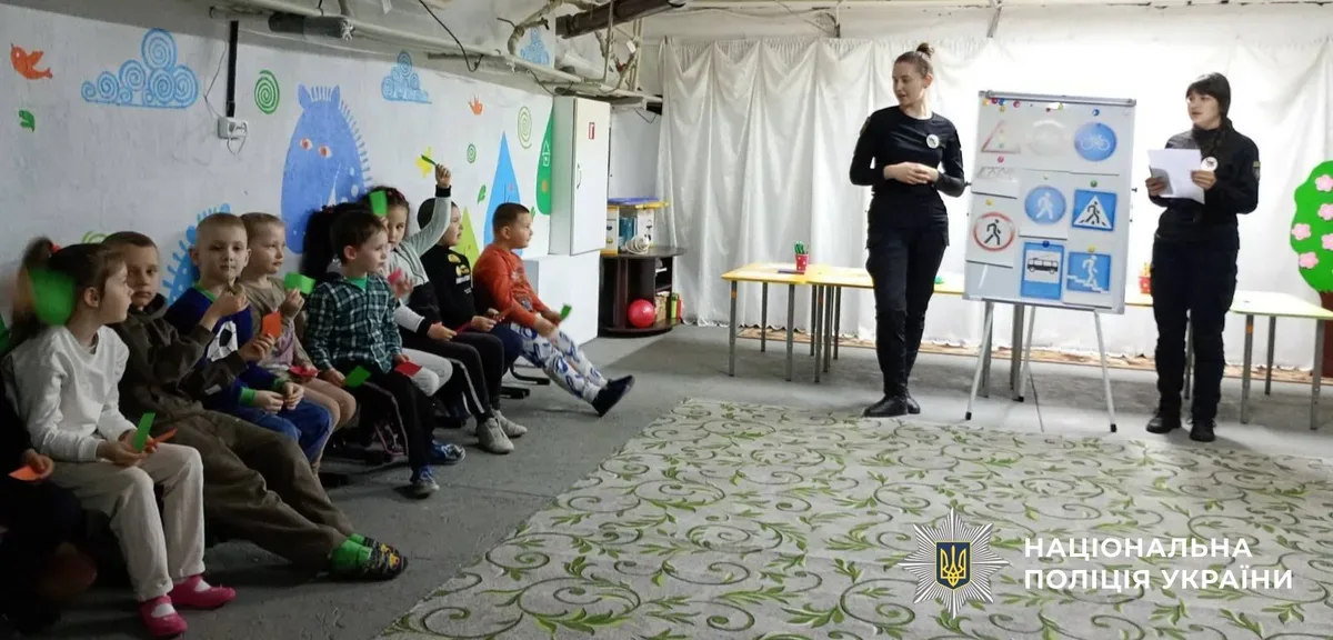 Херсонські поліцейські навчають дітей ПДР та правил безпеки під час обстрілів в укритті дитсадка 5