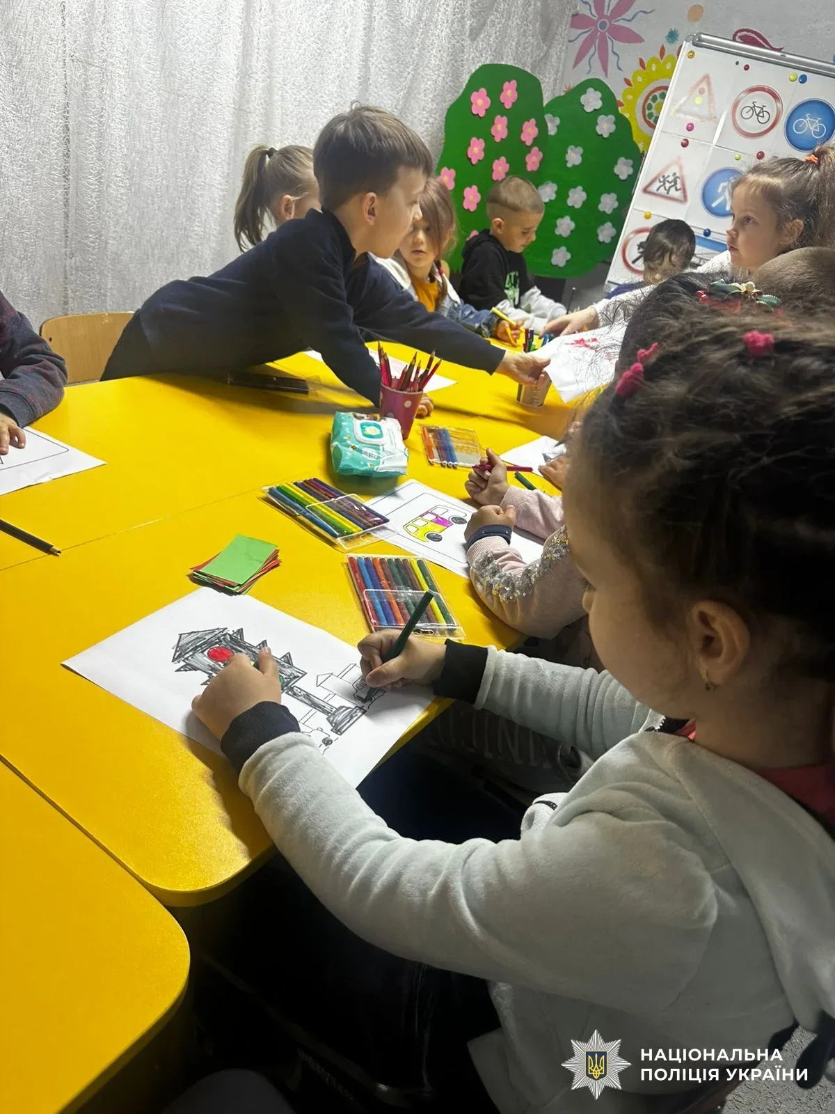 Херсонські поліцейські навчають дітей ПДР та правил безпеки під час обстрілів в укритті дитсадка 6