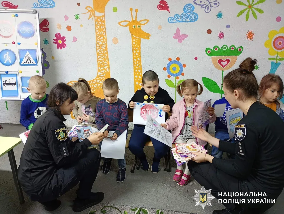 Херсонські поліцейські навчають дітей ПДР та правил безпеки під час обстрілів в укритті дитсадка 7