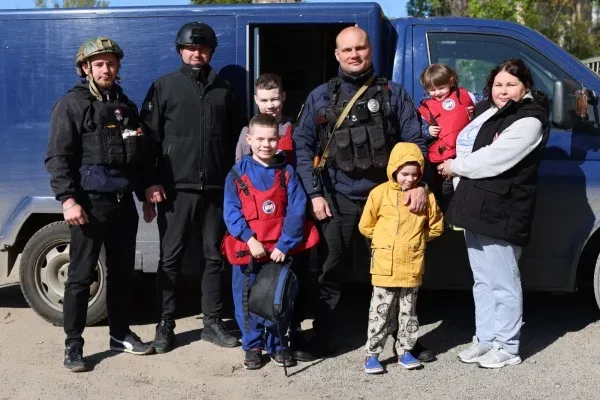 Херсонські правоохоронці врятували матір з дітьми та літнє подружжя з передмість