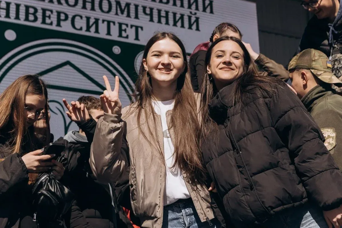 Презентація Херсонського аграрно-економічного університету (ХДАЕУ) для абітурієнтів у дендропарку Кропивницького. 9