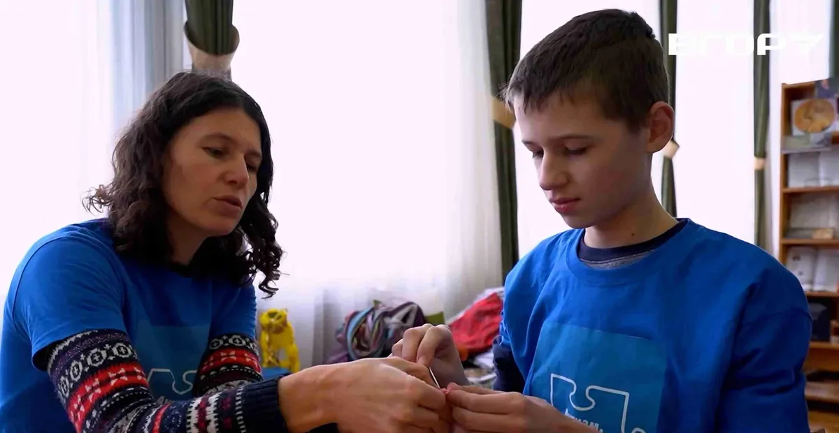 Актори інклюзивного театру Херсона з аутизмом на сцені, що допомагає їм у комунікації та соціальній адаптації. 2