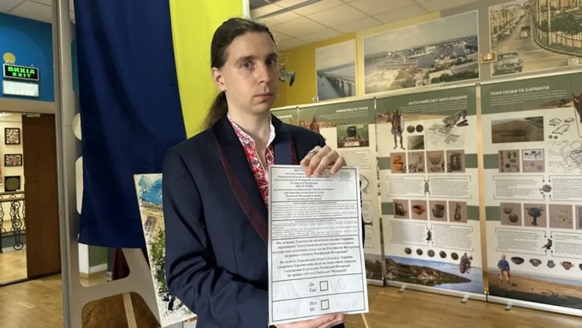 Світлини та експонати Херсонського краєзнавчого музею, що розповідають про окупацію та обстріли Херсона, представлені на виставці у Миколаєві. 1