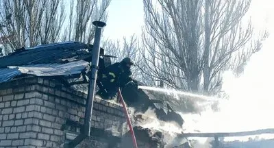 Андрій Гавриляк, рятувальник ДСНС, працює на місці ліквідації наслідків російського обстрілу в Херсоні. 2