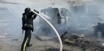 Андрій Гавриляк, рятувальник ДСНС, працює на місці ліквідації наслідків російського обстрілу в Херсоні. 3