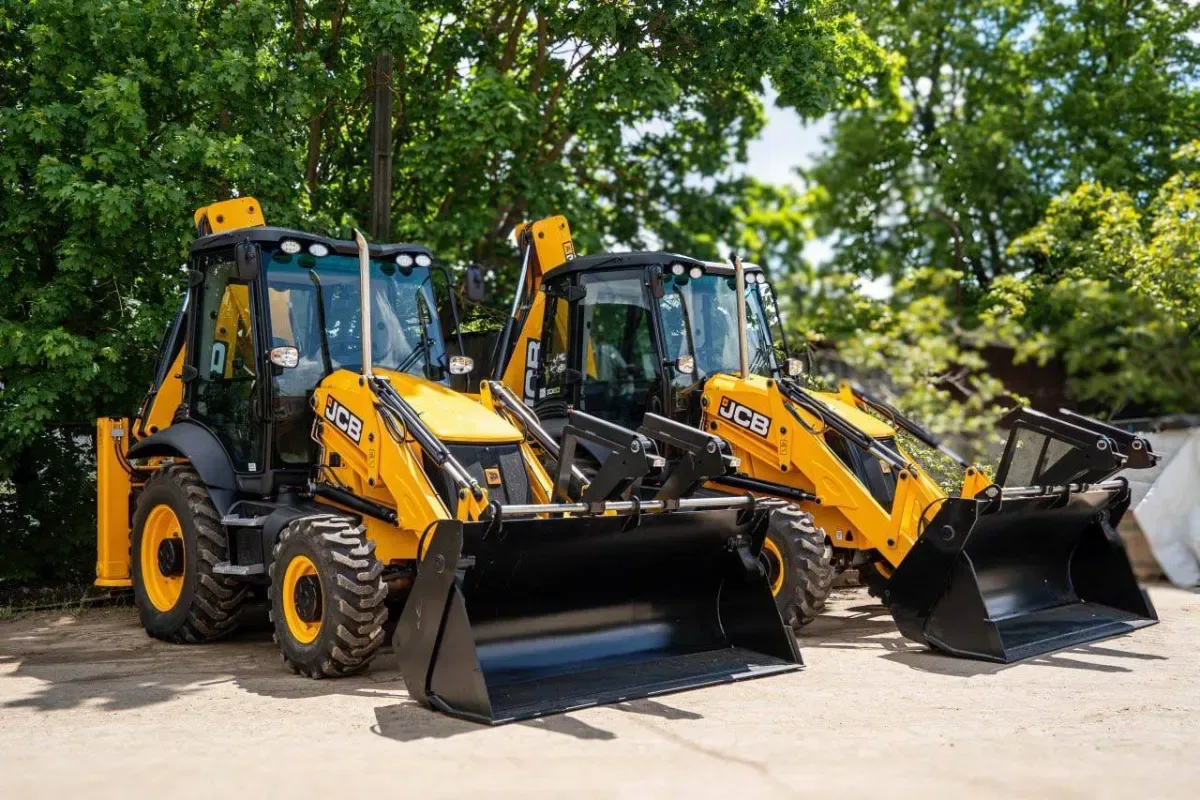 Два нові екскаватори-навантажувачі JCB 3CX ECO біля будівлі Херсонського водоканалу 1