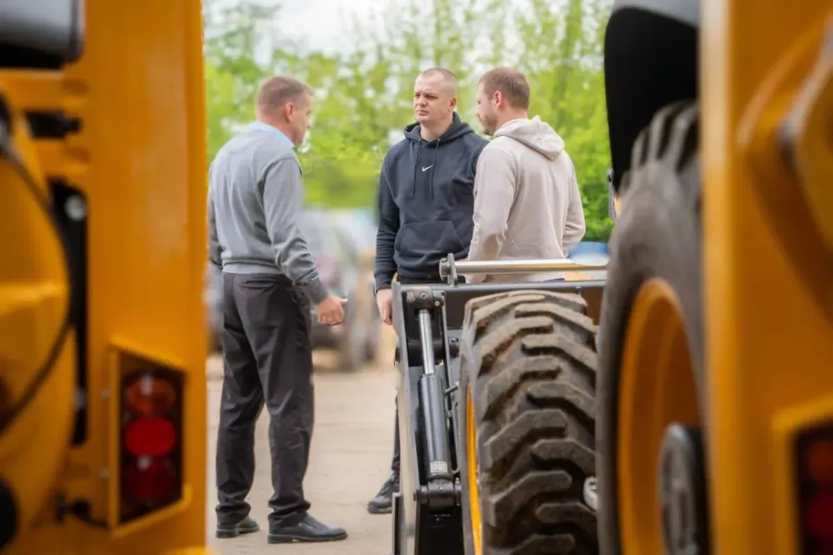 Два нові екскаватори-навантажувачі JCB 3CX ECO біля будівлі Херсонського водоканалу 2