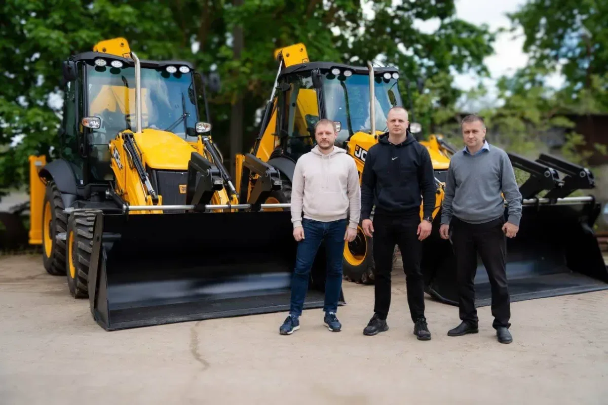 Два нові екскаватори-навантажувачі JCB 3CX ECO біля будівлі Херсонського водоканалу 3