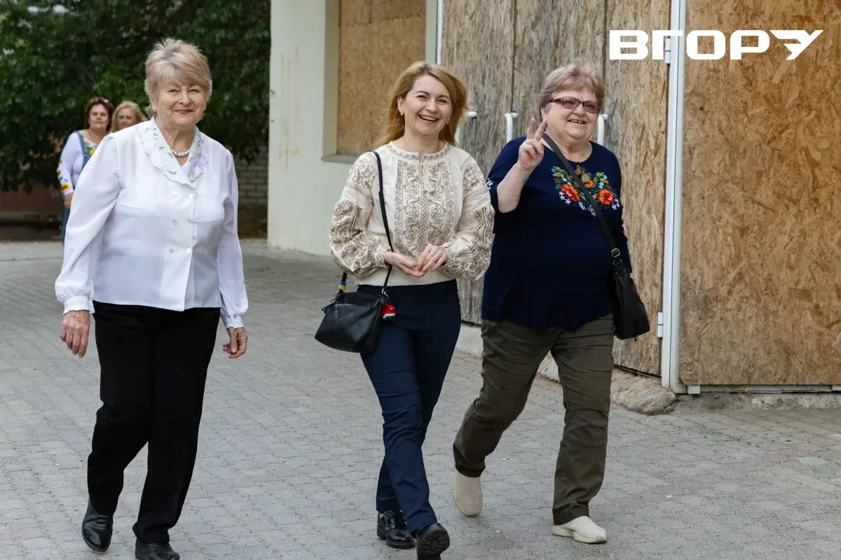 Херсонці святкують День вишиванки, демонструючи різноманіття національного вбрання на вулицях міста. 2