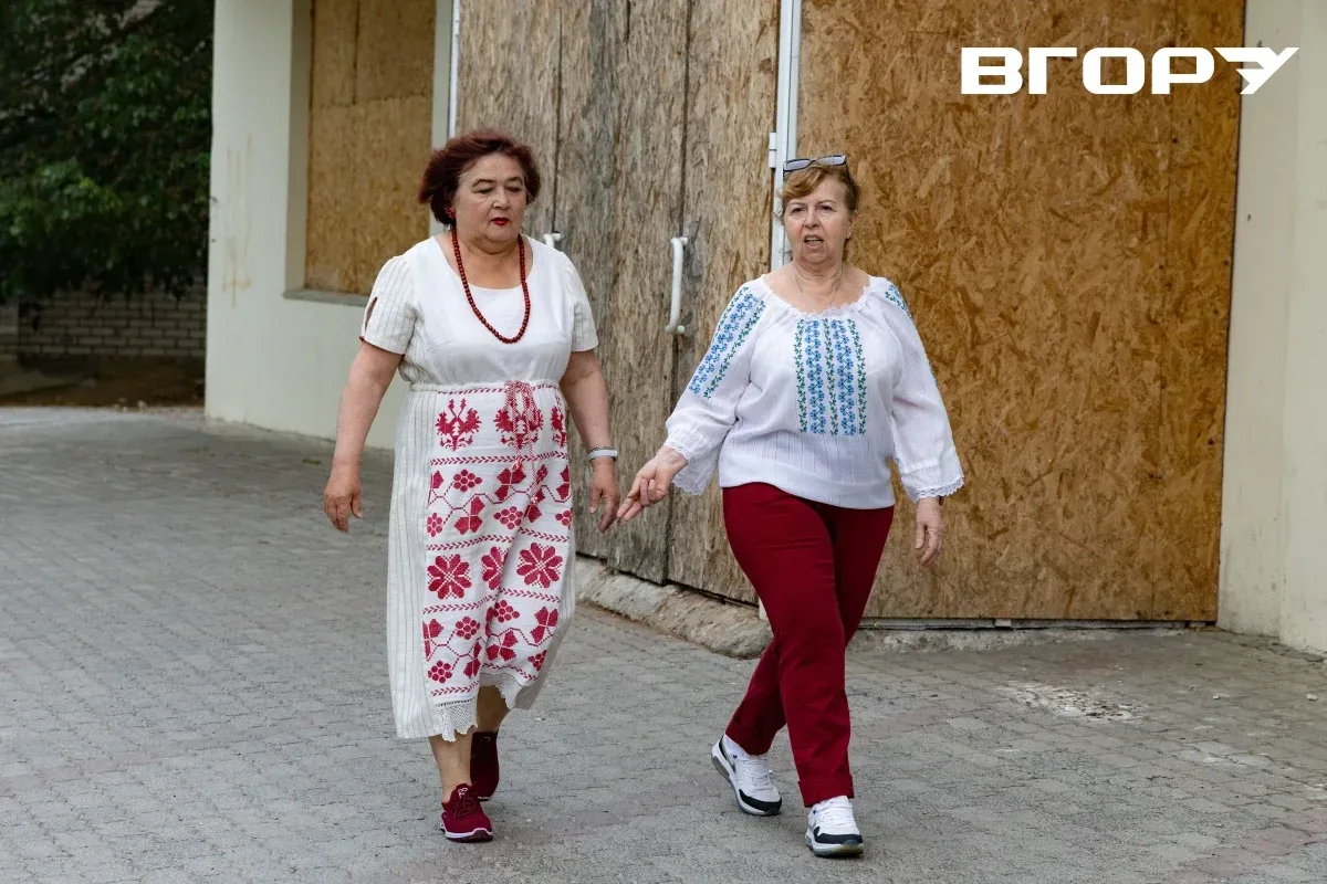 Херсонці святкують День вишиванки, демонструючи різноманіття національного вбрання на вулицях міста. 3
