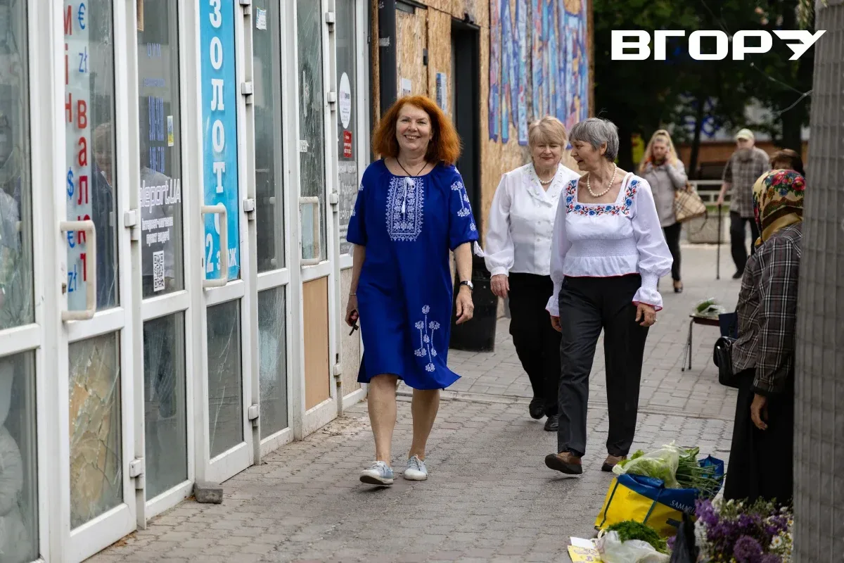 Херсонці святкують День вишиванки, демонструючи різноманіття національного вбрання на вулицях міста. 5