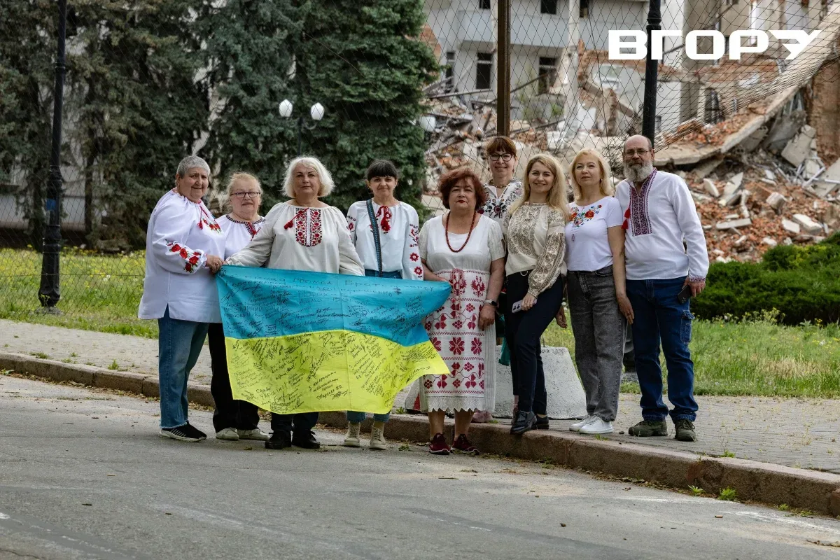 Херсонці святкують День вишиванки, демонструючи різноманіття національного вбрання на вулицях міста. 6