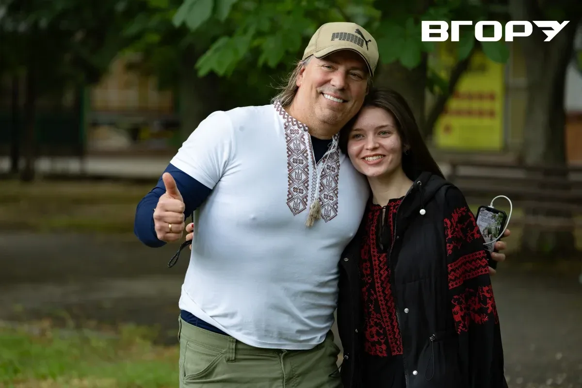 Херсонці святкують День вишиванки, демонструючи різноманіття національного вбрання на вулицях міста. 8