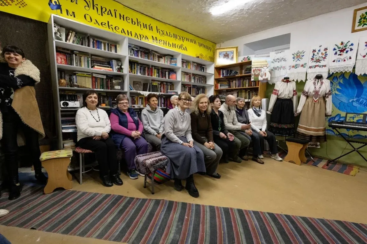 Херсонці танцюють під живу музику в укритті Херсонського українського культурного центру під час обстрілів 1