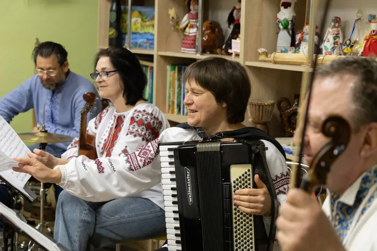 Херсонці танцюють під живу музику в укритті Херсонського українського культурного центру під час обстрілів 2