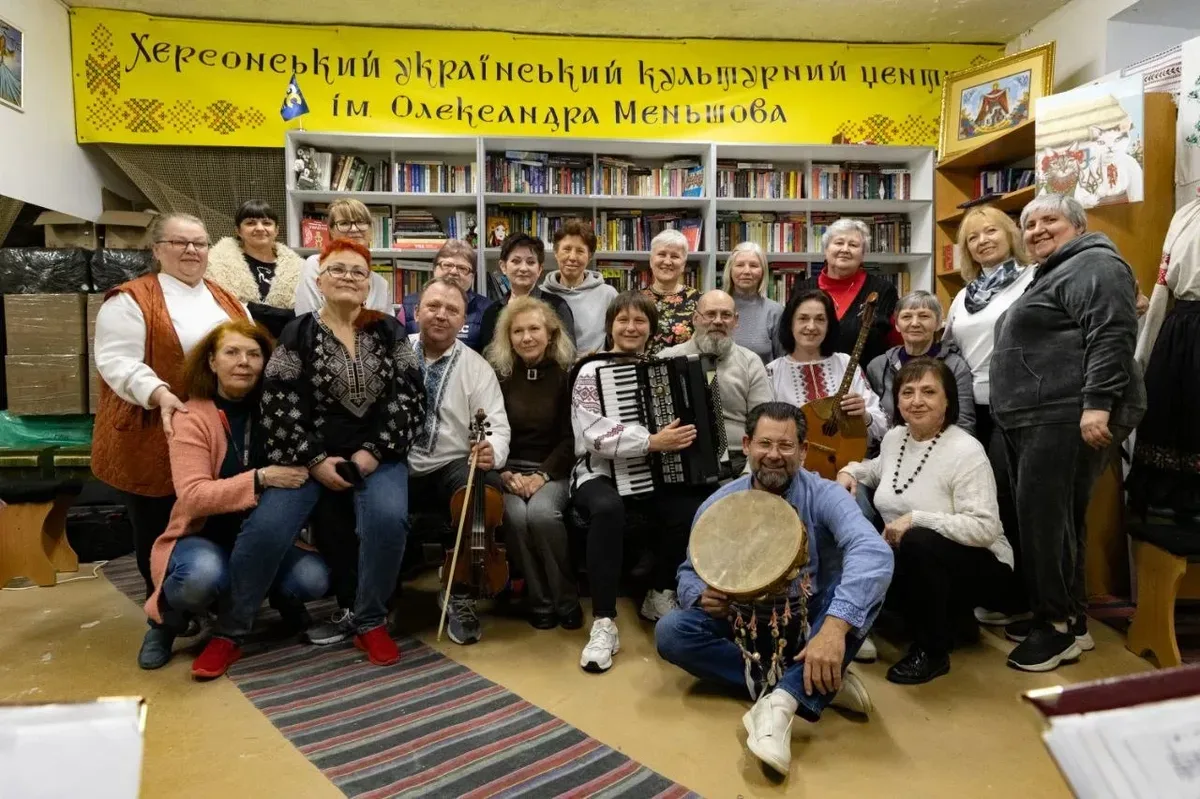 Херсонці танцюють під живу музику в укритті Херсонського українського культурного центру під час обстрілів 6