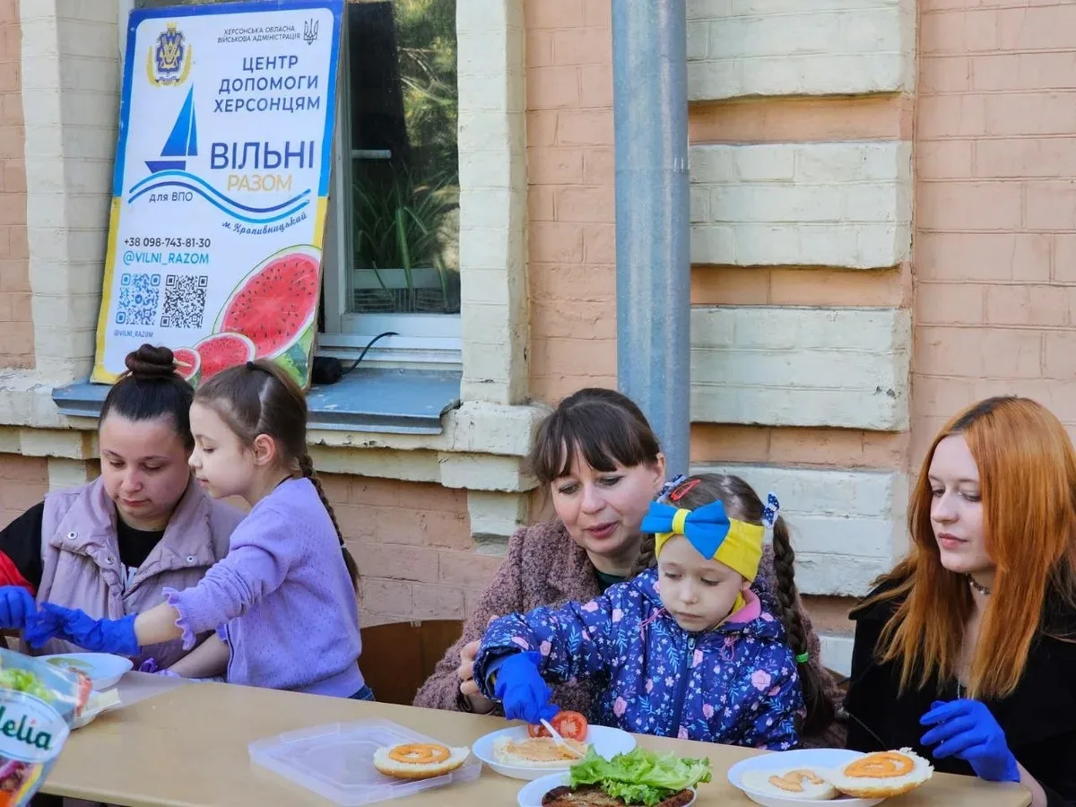Херсонські родини-переселенці святкують День сім'ї у Кропивницькому, готуючи бургери та беручи участь у конкурсах. 5
