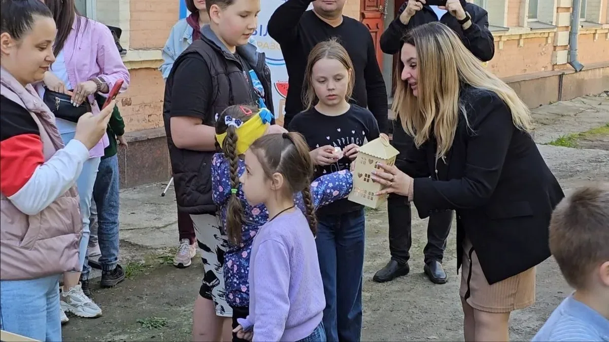 Херсонські родини-переселенці святкують День сім'ї у Кропивницькому, готуючи бургери та беручи участь у конкурсах. 7