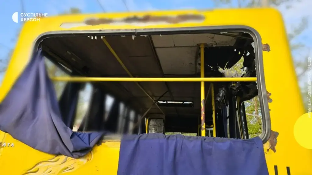 Кількість поранених від удару дрона по маршрутці в Херсоні зросла до дев’яти