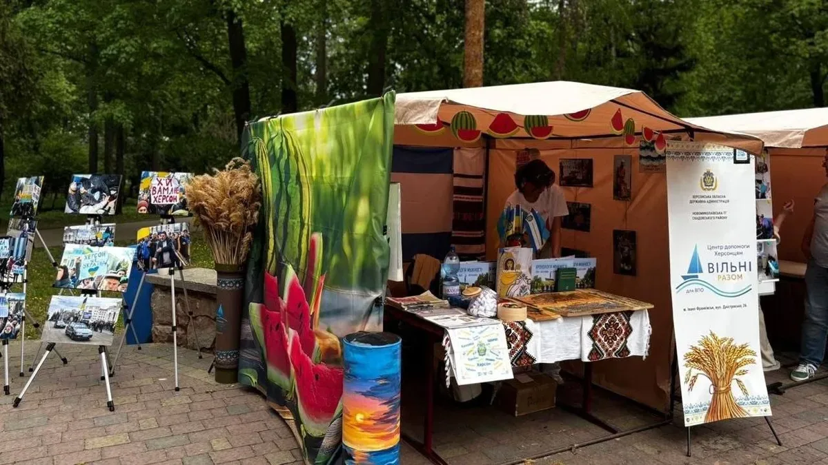 Команда «Вільні разом» представляє культуру Херсонщини в Івано-Франківську, виставка з вишивками та книгами 2