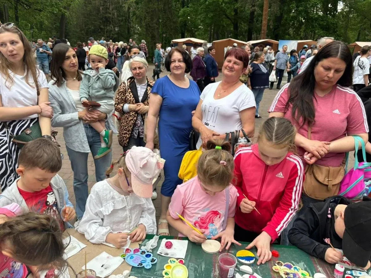 Команда «Вільні разом» представляє культуру Херсонщини в Івано-Франківську, виставка з вишивками та книгами 4