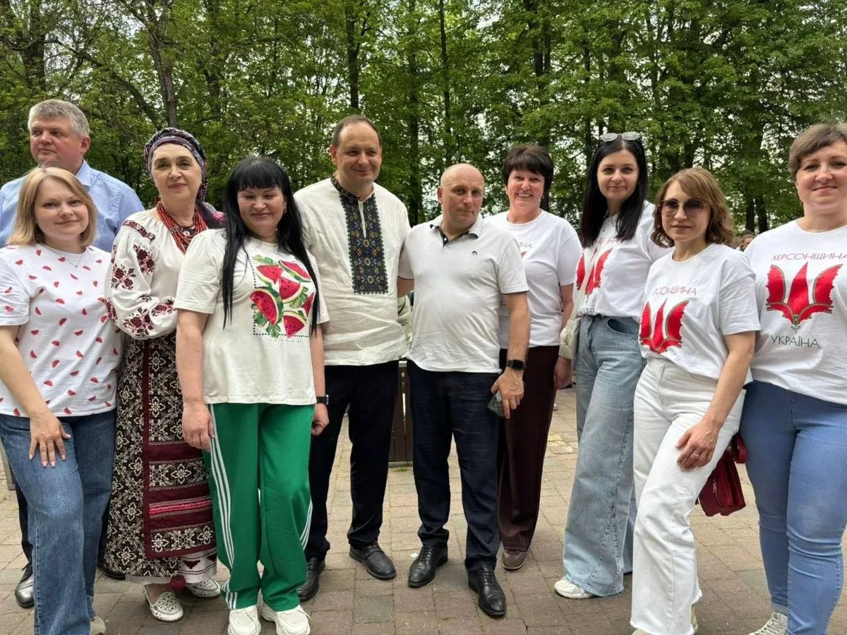 Команда «Вільні разом» представляє культуру Херсонщини в Івано-Франківську, виставка з вишивками та книгами 5