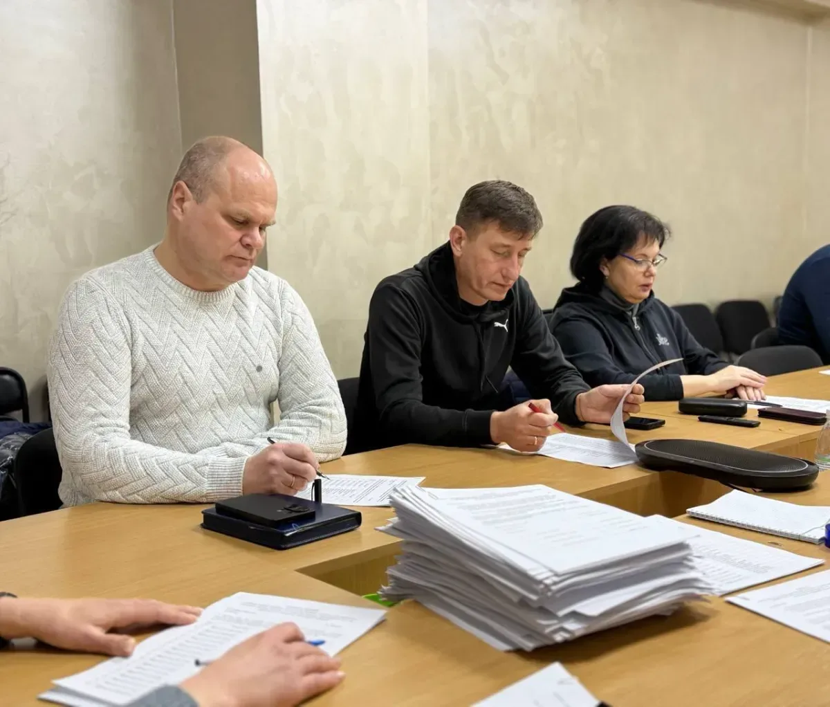 Члени комісії під час засідання, де вирішується питання надання житлових ваучерів внутрішньо переміщеним особам. 1