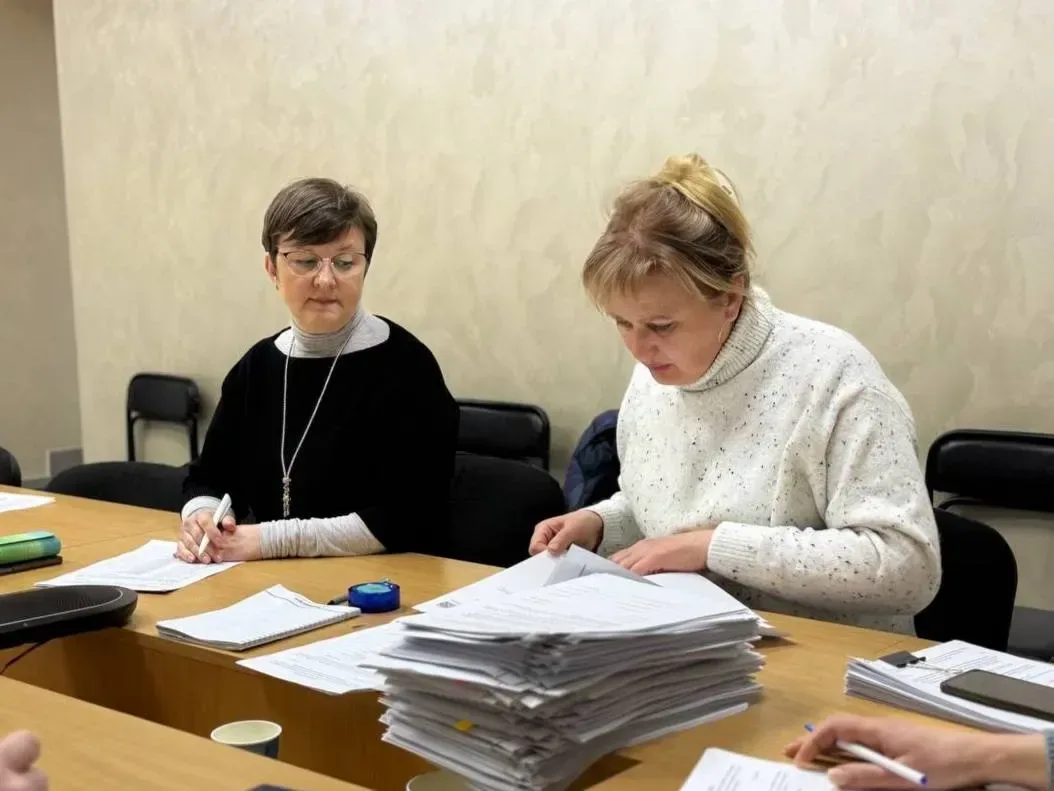 Члени комісії під час засідання, де вирішується питання надання житлових ваучерів внутрішньо переміщеним особам. 2