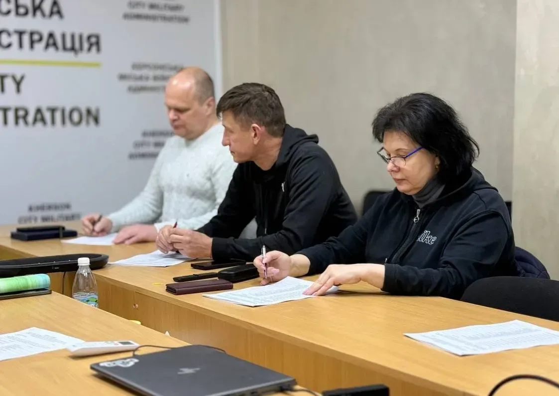 Члени комісії під час засідання, де вирішується питання надання житлових ваучерів внутрішньо переміщеним особам. 3