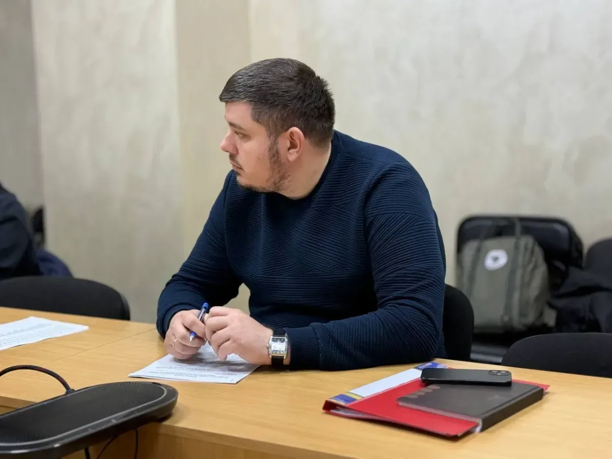 Члени комісії під час засідання, де вирішується питання надання житлових ваучерів внутрішньо переміщеним особам. 4