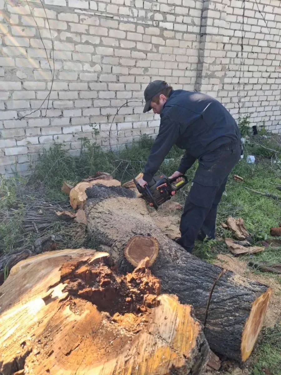 Співробітники КП Херсонміськсвітло ремонтують пошкоджені лінії електропередач у Херсоні після обстрілів 2