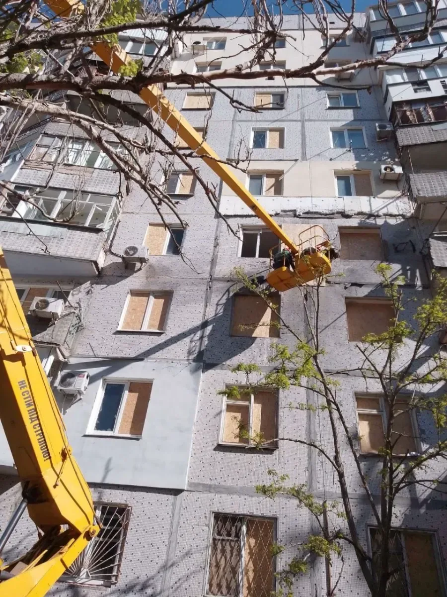 Комунальники КП «Парки Херсона» прибирають місто, виконуючи роботи з благоустрою та ліквідації наслідків обстрілів. 5