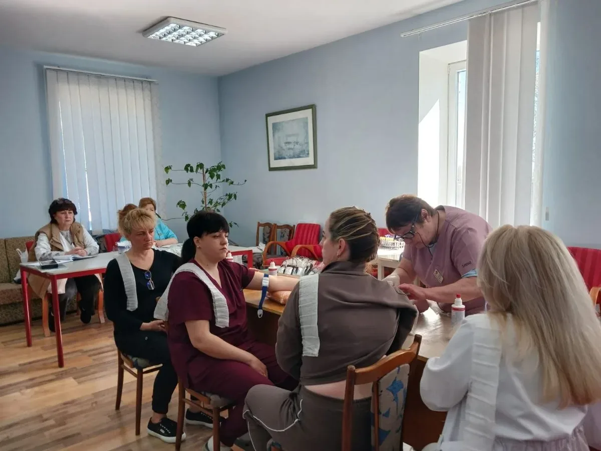 Медики Херсона під час акції з донорства крові, здають кров для потреб лікарень. 1