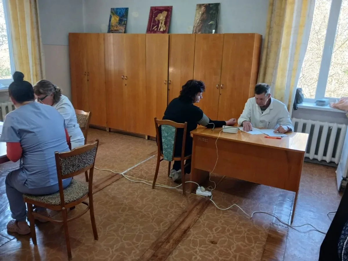 Медики Херсона під час акції з донорства крові, здають кров для потреб лікарень. 3