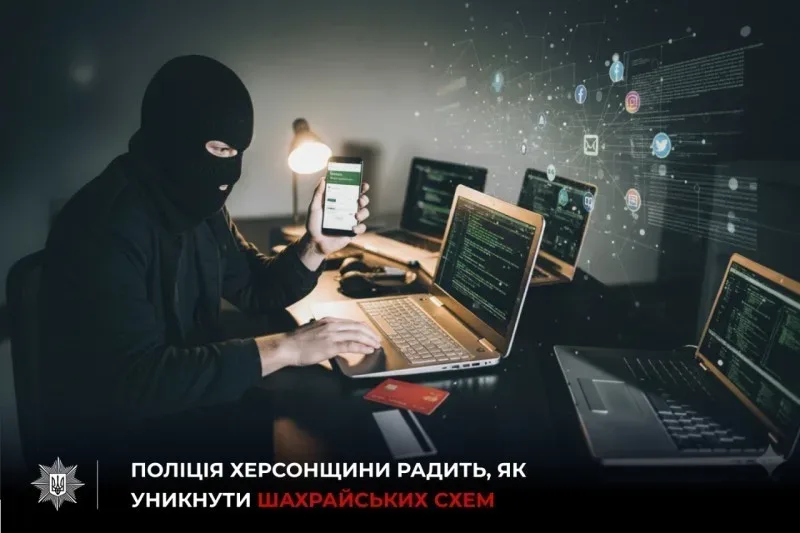 Жінка тримає в руках банківську картку, дивлячись на екран телефону, на якому відображається логотип банку 1