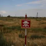 Фахівці працюють над знешкодженням мін "Пряник" на вулиці Ладичука в Херсоні