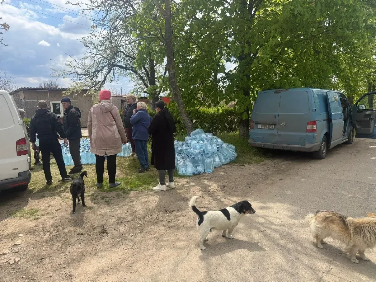 Представники Херсонської МВА та БФ "Справжні" доставляють питну воду мешканцям знеструмлених селищ на Херсонщині. 1