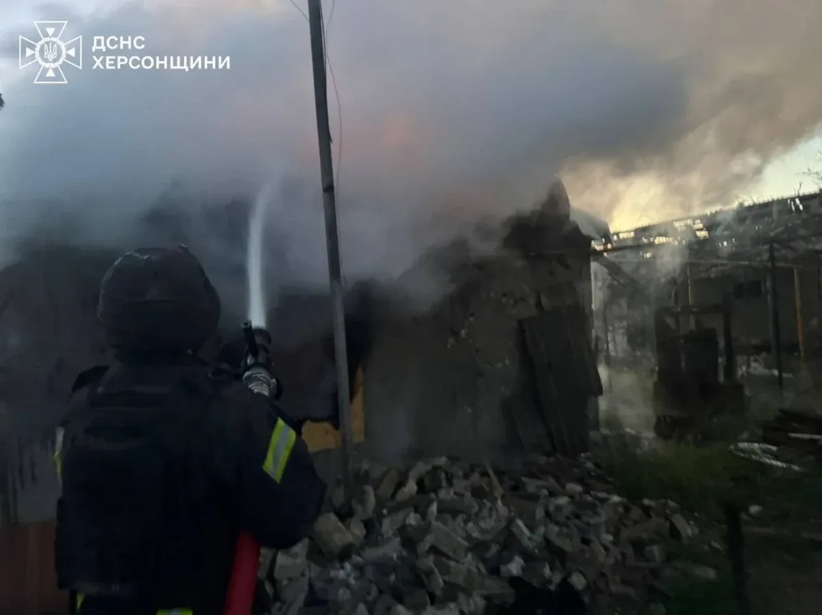 Рятувальники ДСНС гасять пожежу у житловому будинку на Херсонщині після ворожих обстрілів, які поранили 12 людей. 1