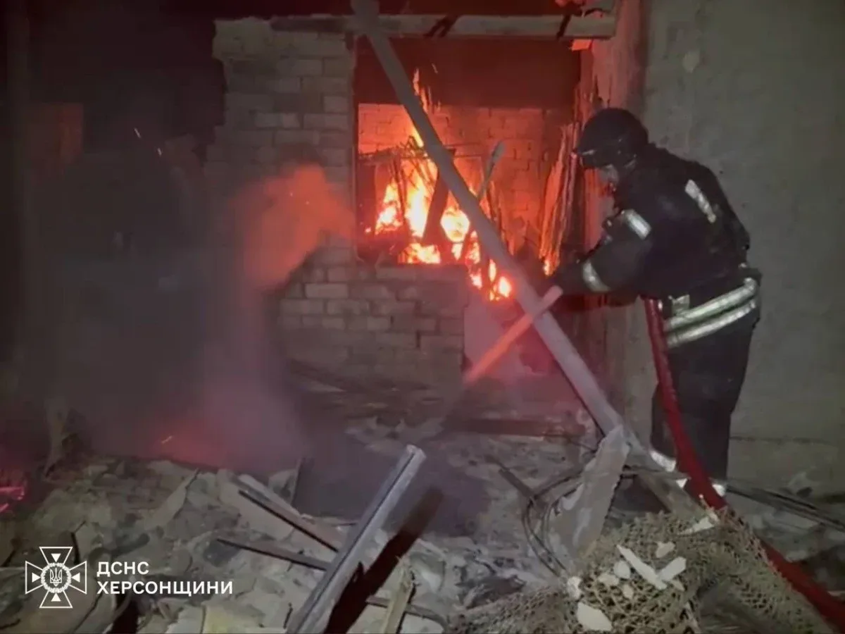 Рятувальники ДСНС гасять пожежу у житловому будинку на Херсонщині після ворожих обстрілів, які поранили 12 людей. 2
