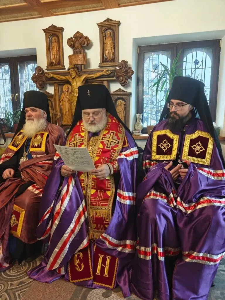 Герб Української Православної Церкви Київського Патріархату на тлі розмитого зображення міста Херсон 1