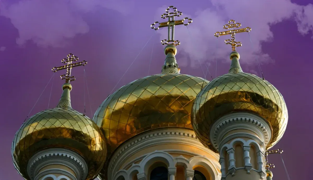 Герб Української Православної Церкви Київського Патріархату на тлі розмитого зображення міста Херсон 3