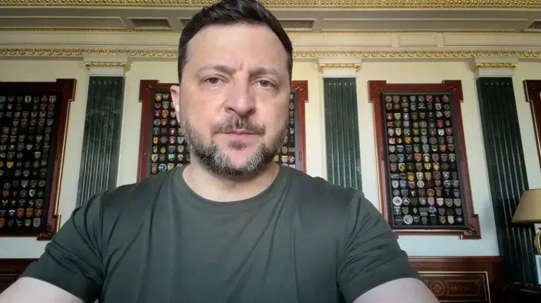 Рятувальники розбирають завали після російського ракетного удару на Херсонщині, пожежа, пошкоджені будівлі, люди отримують допомогу