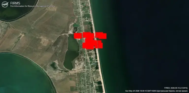 Супутникові знімки NASA FIRMS, що демонструють теплові аномалії та пожежі в Генічеській Гірці після удару по штабу ФСБ.